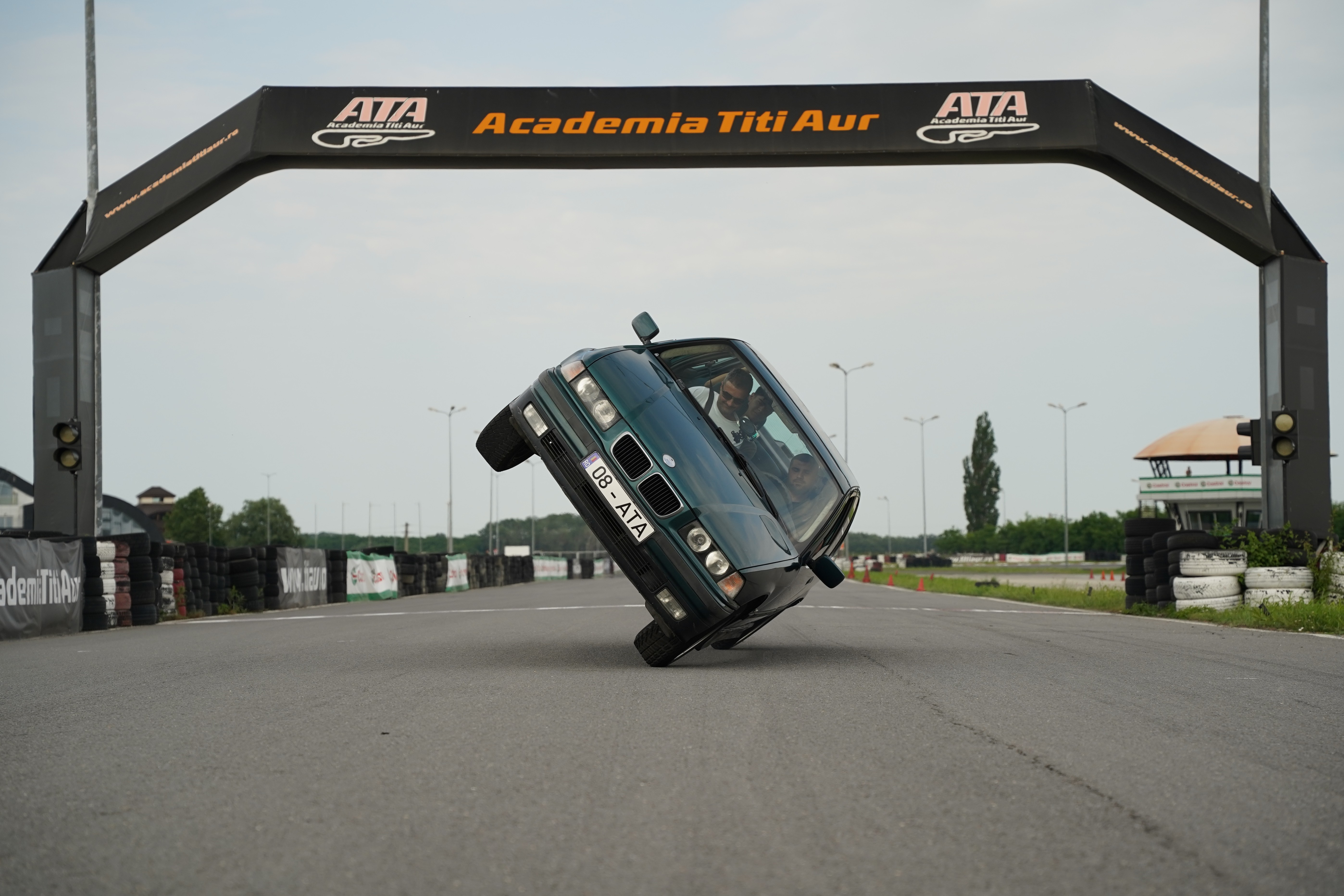 BMW E36 verde pe două roți pe pistă