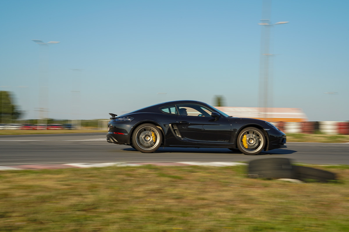 Motocicletă supermoto albă și galbenă cu pilot