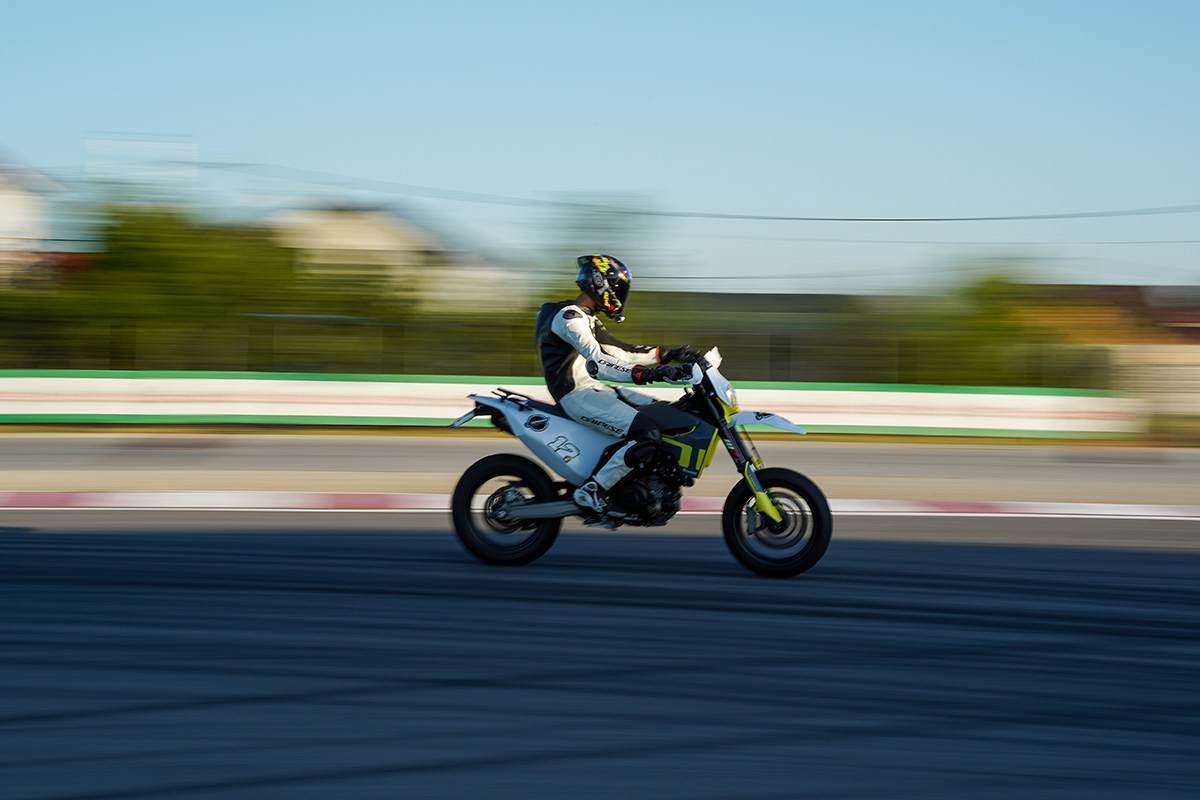 Ducati roșie cu pilot în viraj la stânga