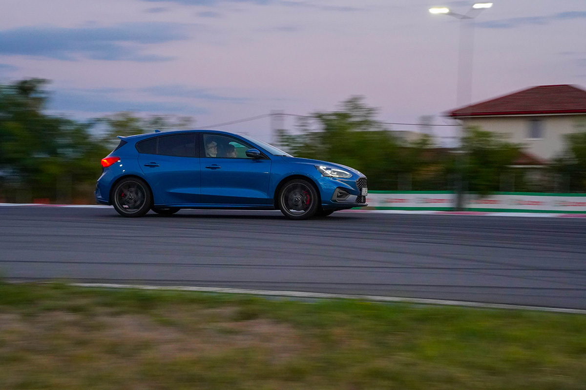 Ducati roșie cu pilot în viraj pe pistă