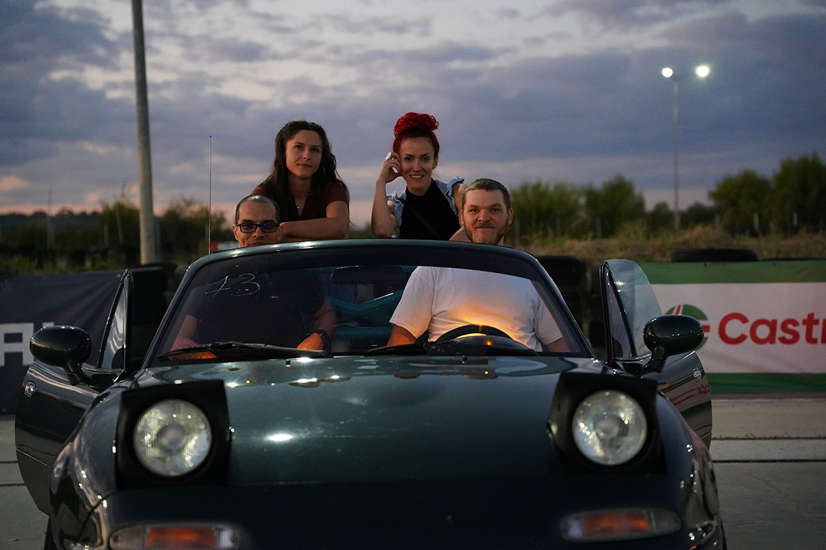 Audi RS4 Avant roșu pe pistă de curse