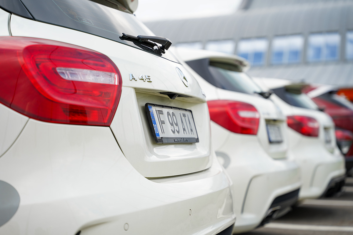 Ford Focus ST albastru în mișcare pe pistă