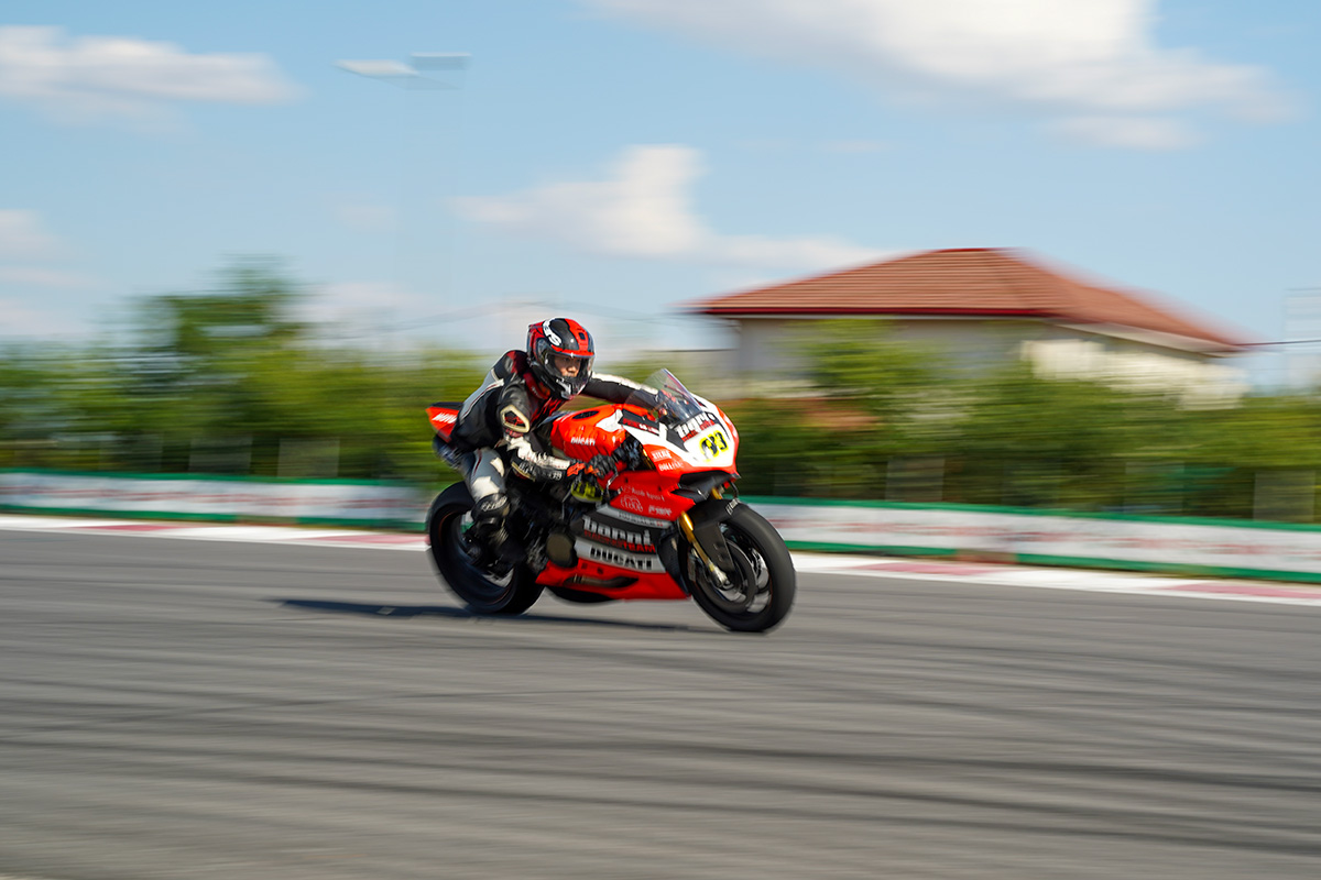 Mazda Miata verde cu patru persoane