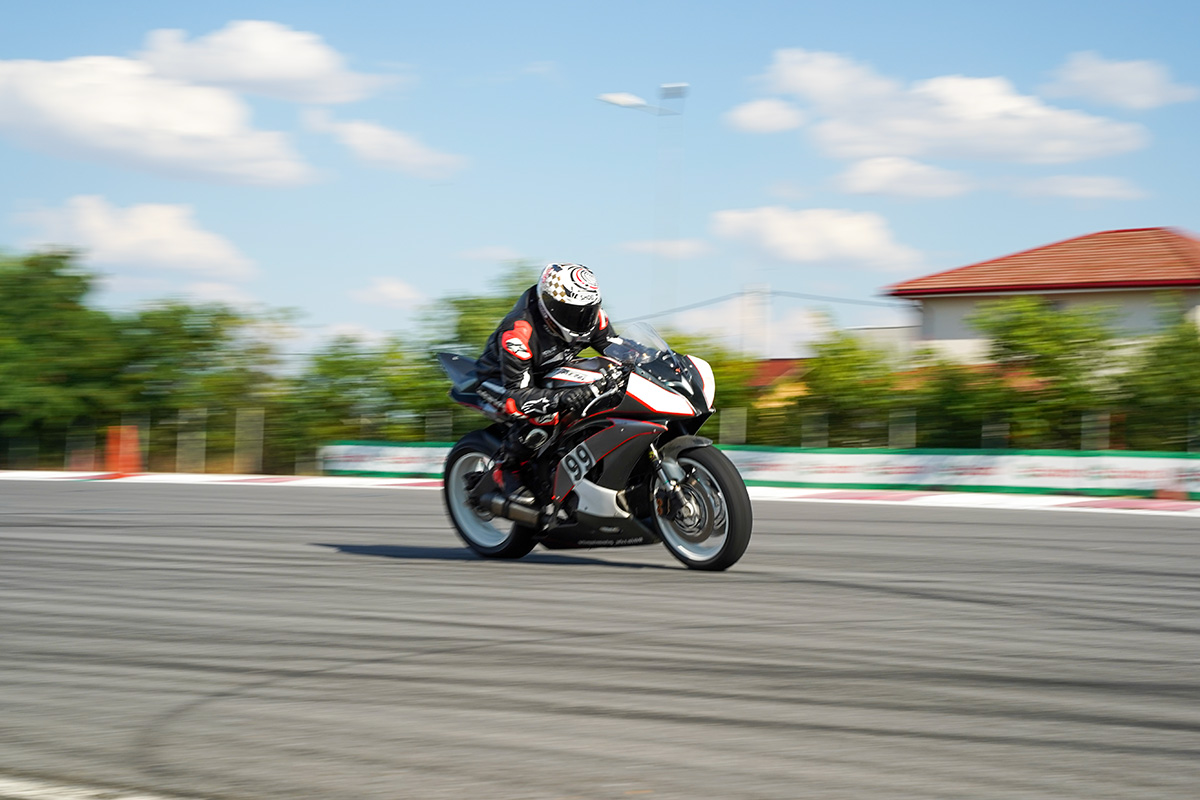 BMW E39 verde pe două roți pe pistă