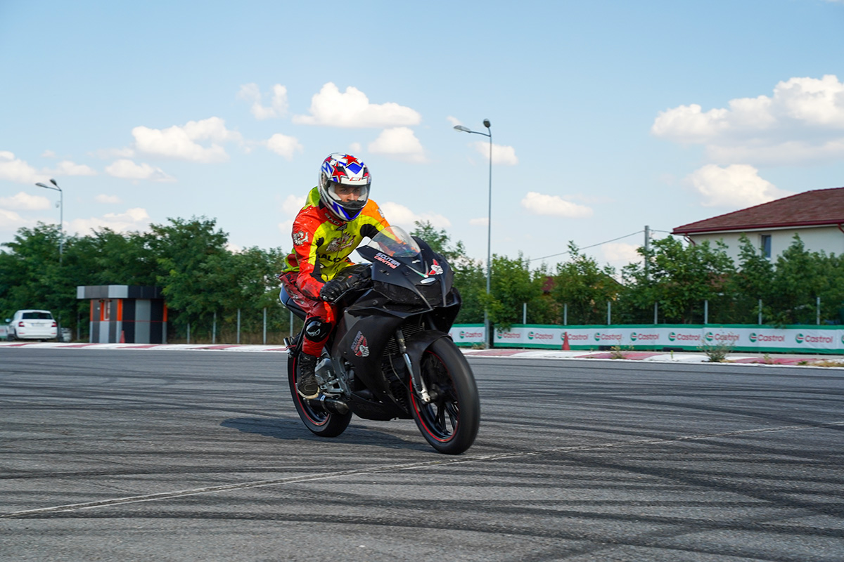 Mercedes-Benz A45 alb cu grup de mașini