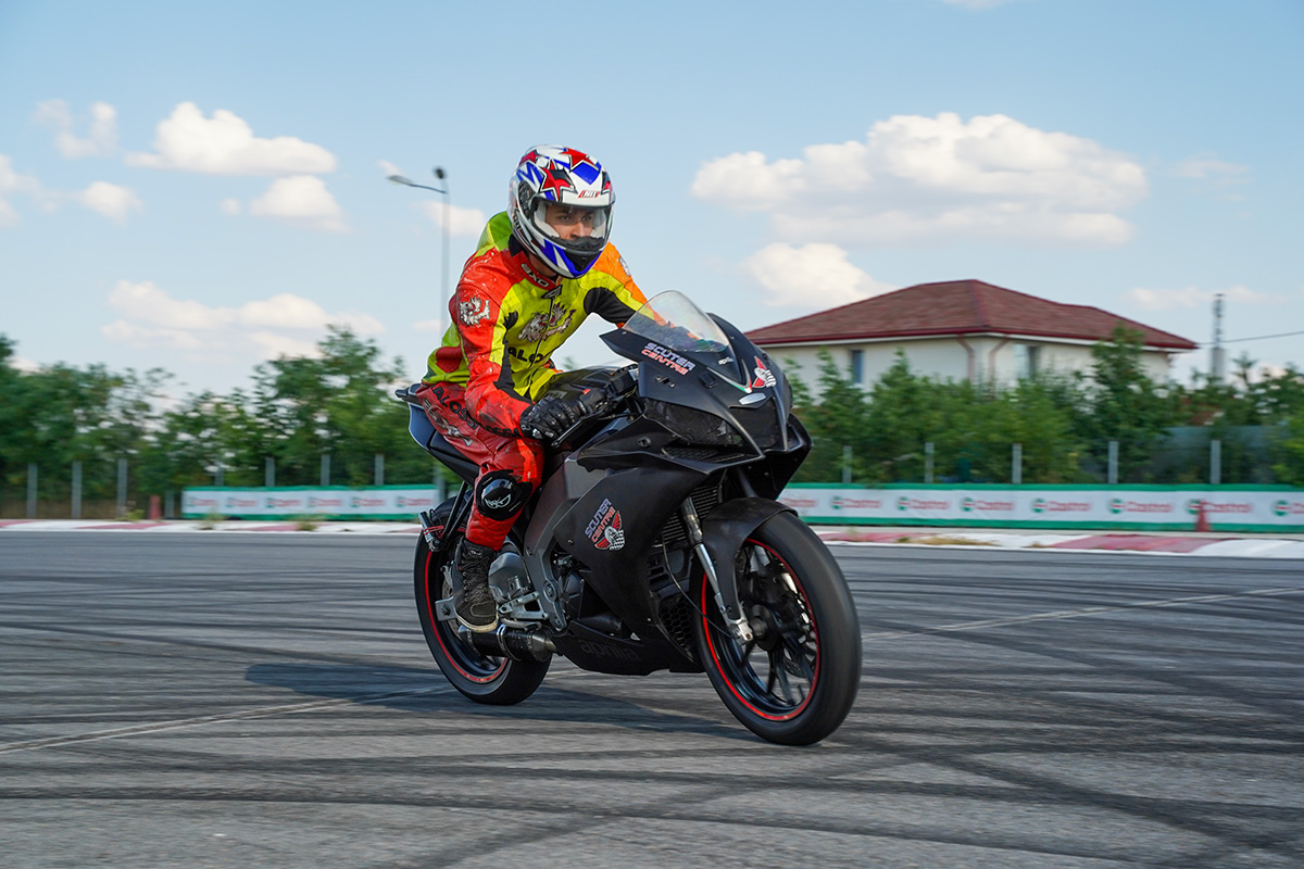 Motocicletă sport cu pilot în echipament de curse