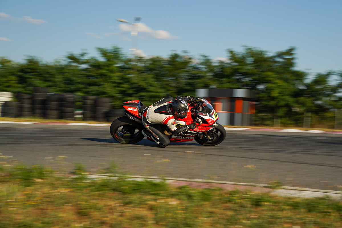 BMW E39 verde pe două roți pe pistă