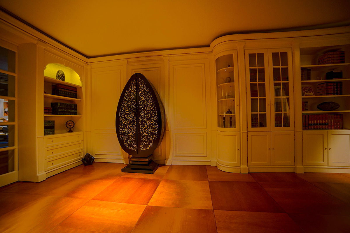 Dormitor luxos cu design clasic și accente aurii