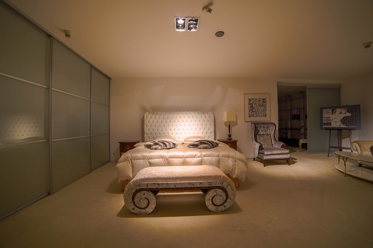 Dormitor cu design clasic și mobilier elegant