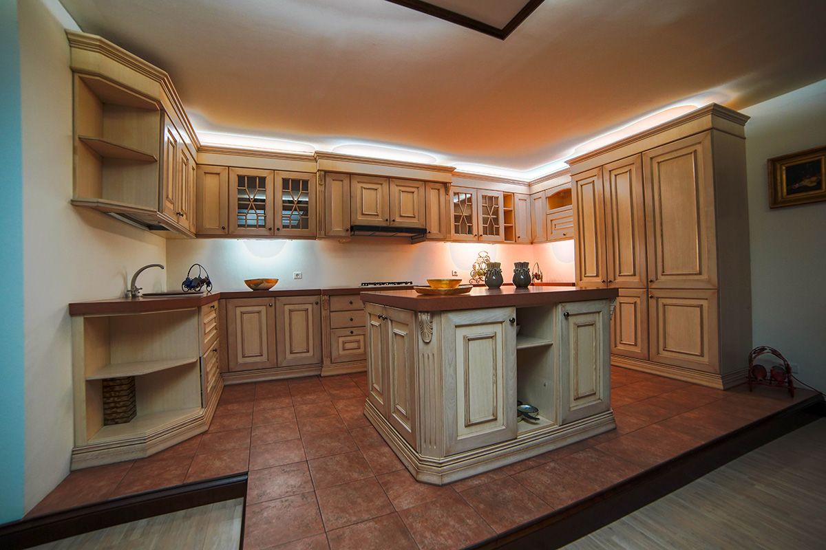 Dormitor cu design clasic și accente aurii