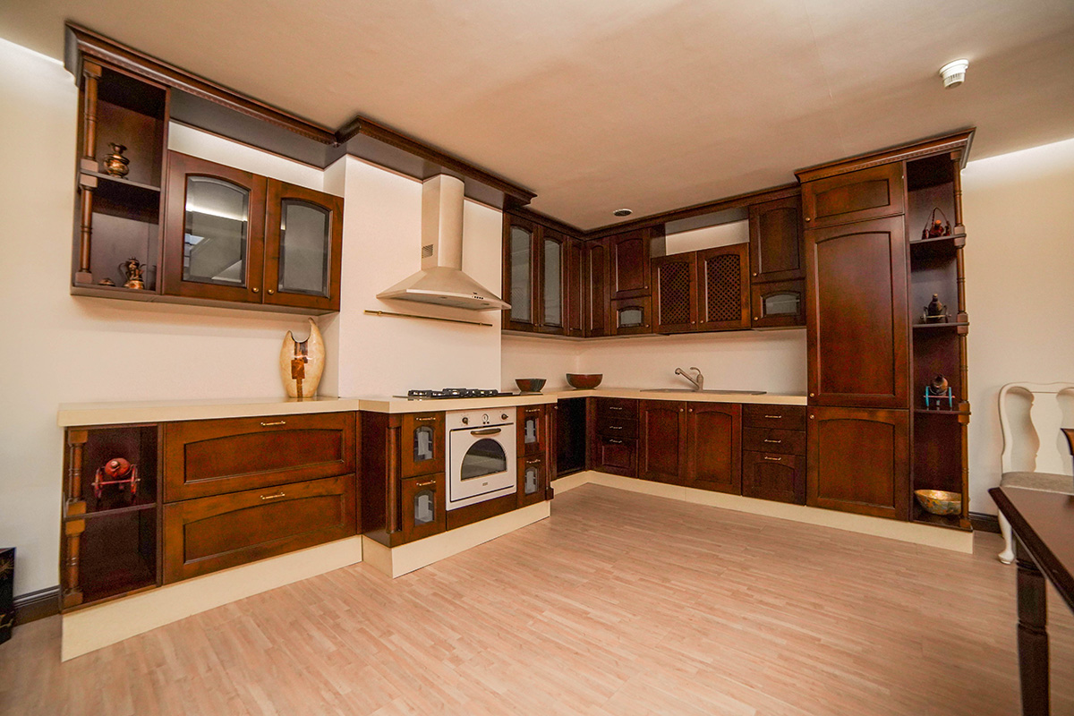 Dormitor cu design nautic și mobilier din lemn