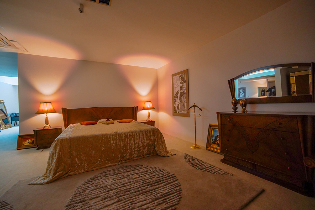 Dormitor cu design clasic și mobilier elegant