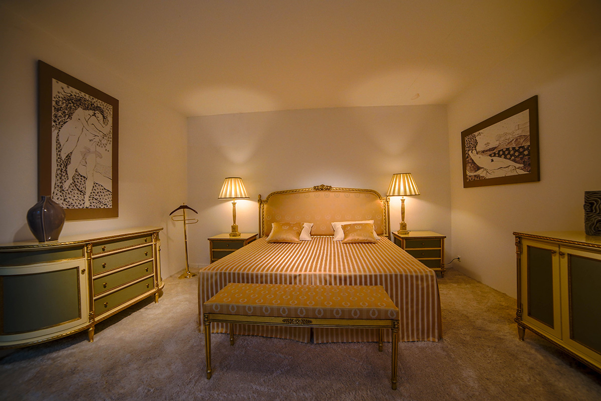 Dormitor cu design clasic și accente aurii