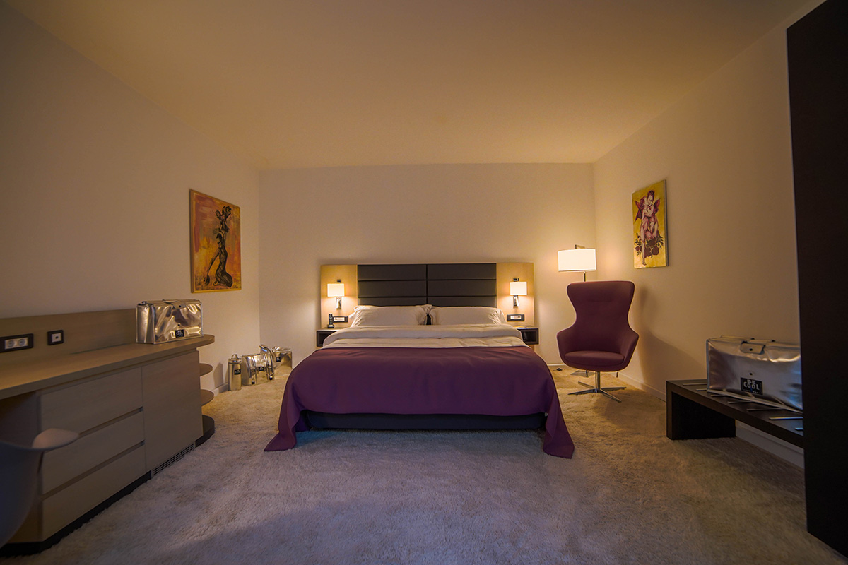 Dormitor cu design nautic și mobilier din lemn