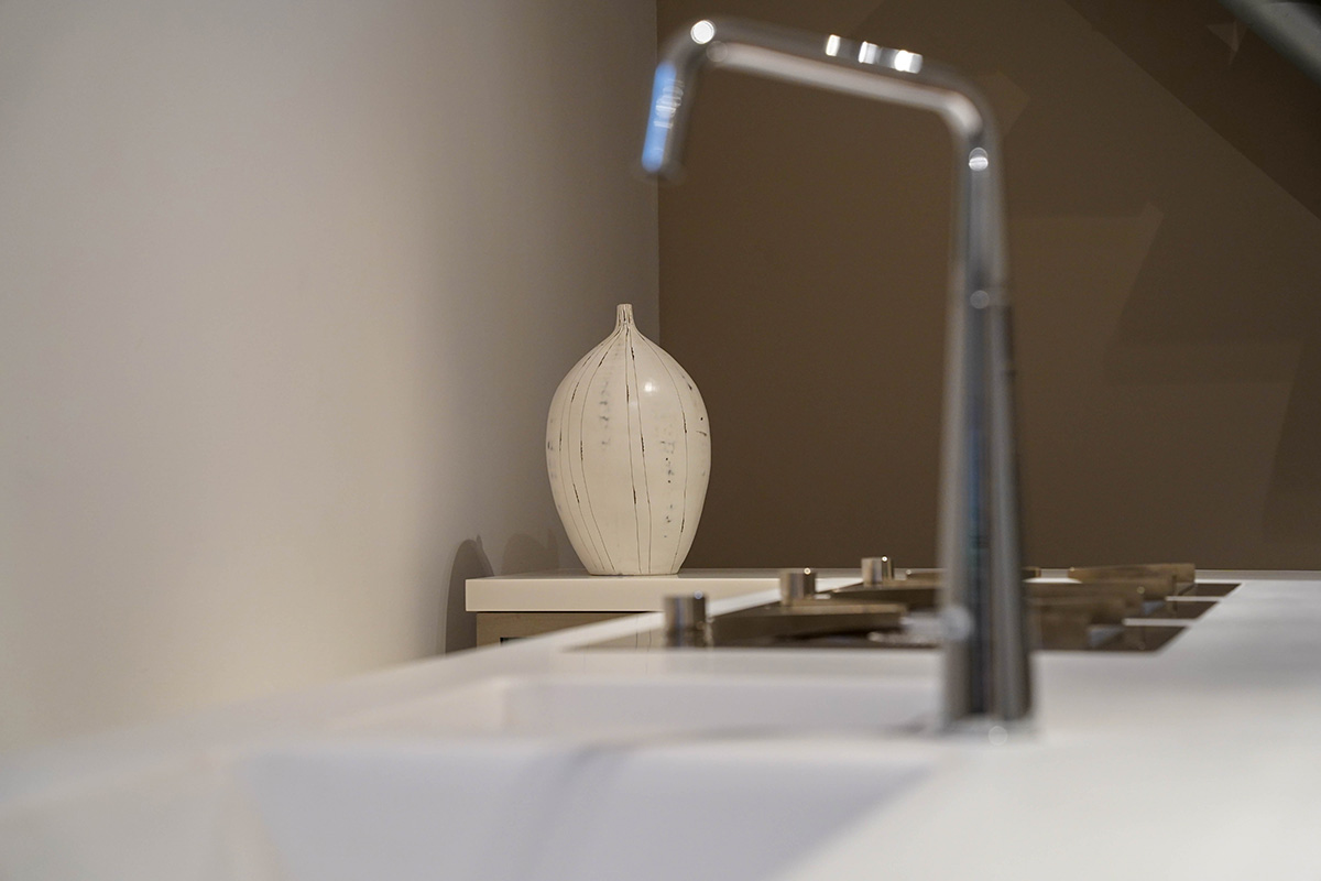 Dormitor cu design nautic și mobilier din lemn