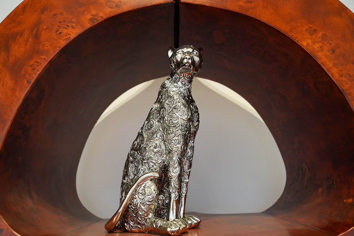 Dormitor cu design clasic și accente aurii