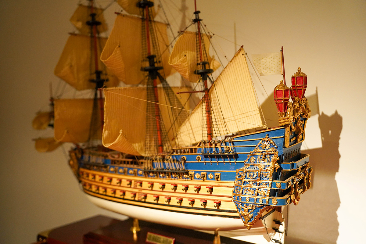 Dormitor cu design clasic și mobilier elegant