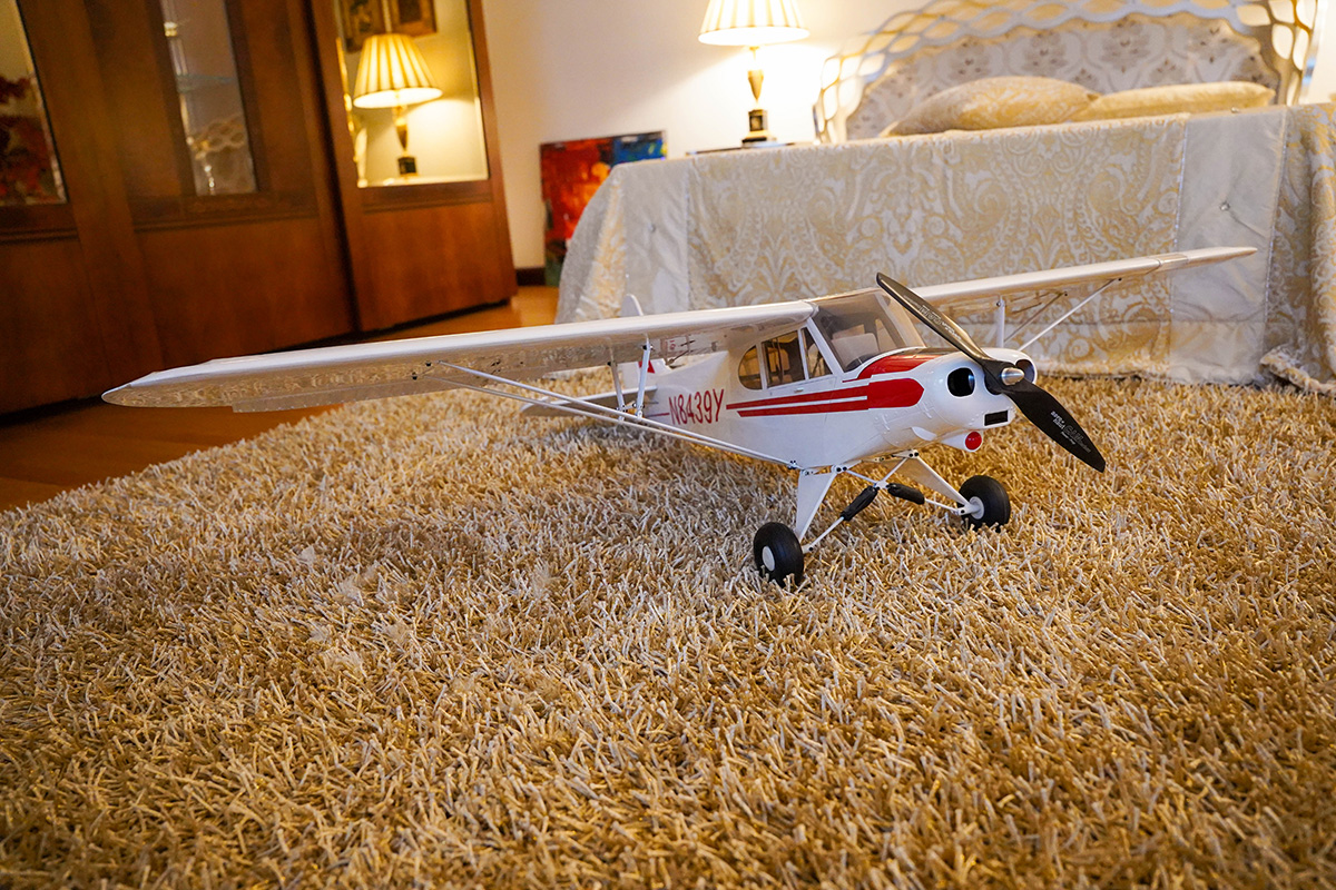 Dormitor cu design nautic și mobilier din lemn