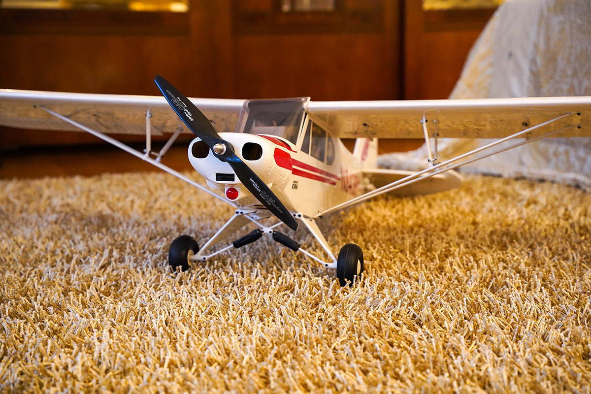 Dormitor cu design clasic și accente aurii