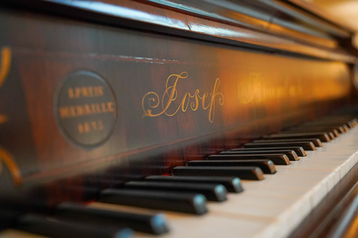 Dormitor cu design clasic și mobilier elegant