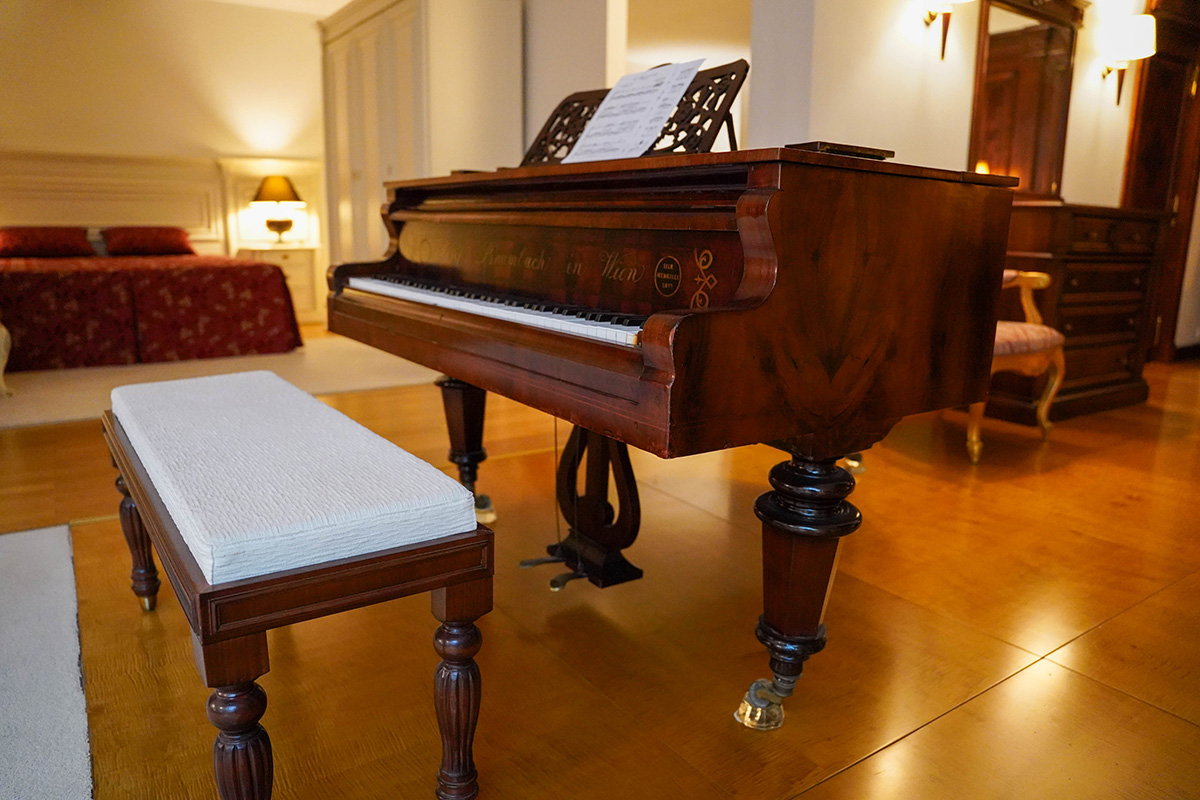 Dormitor cu design nautic și mobilier din lemn