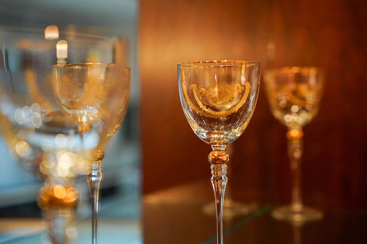 Dormitor cu design clasic și accente aurii