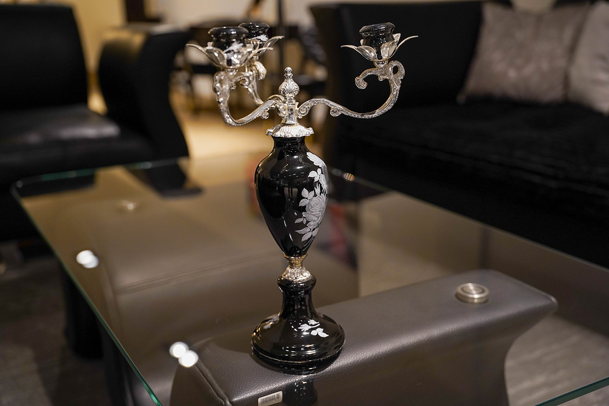 Dormitor cu design clasic și mobilier elegant