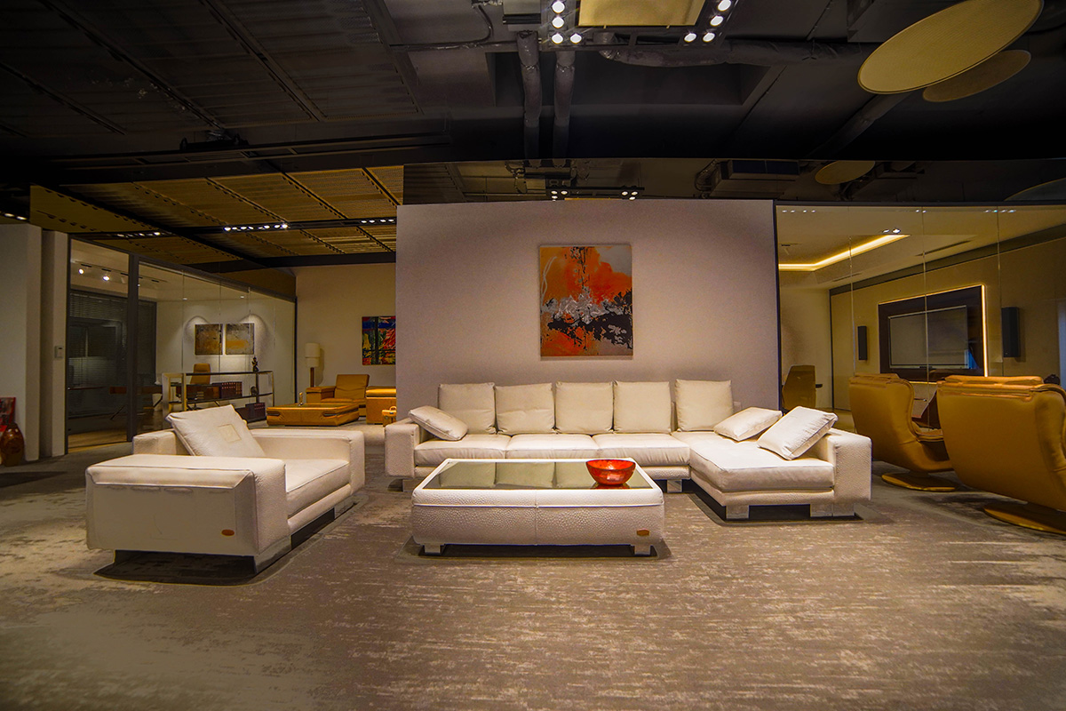 Dormitor elegant cu pat mare și design clasic