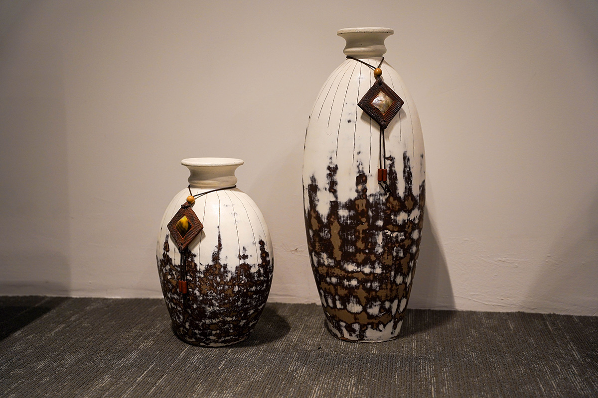 Dormitor cu design clasic și accente aurii