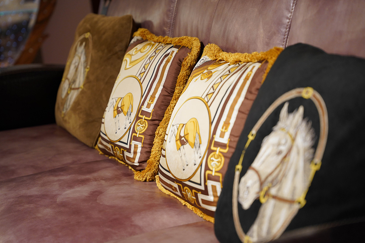 Dormitor cu design clasic și mobilier elegant