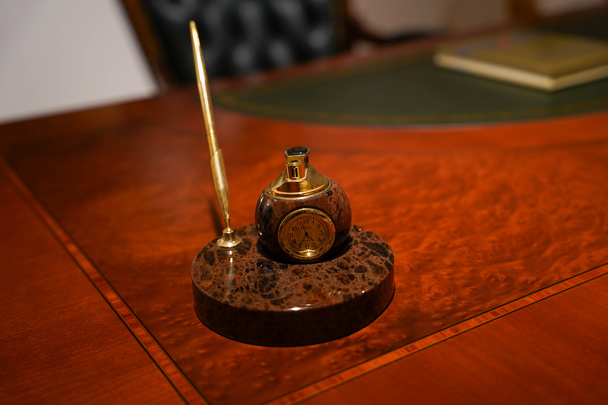 Dormitor cu design clasic și accente aurii