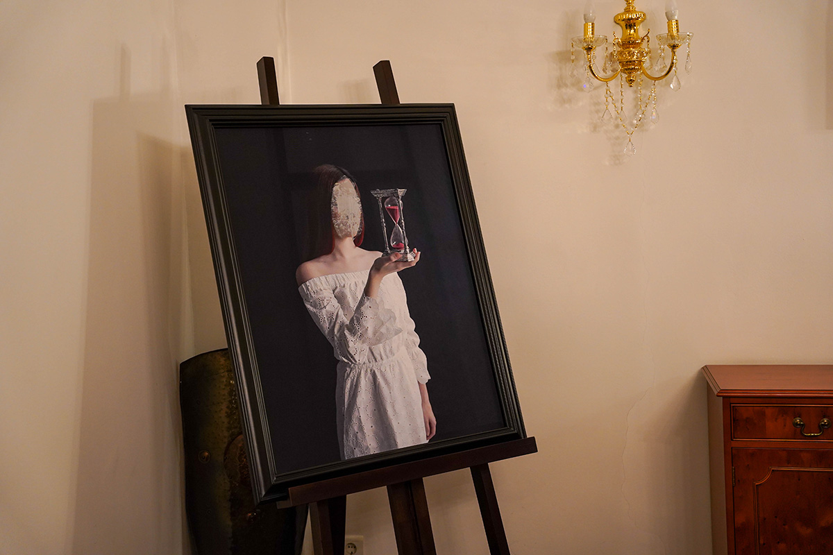 Dormitor cu design clasic și accente aurii