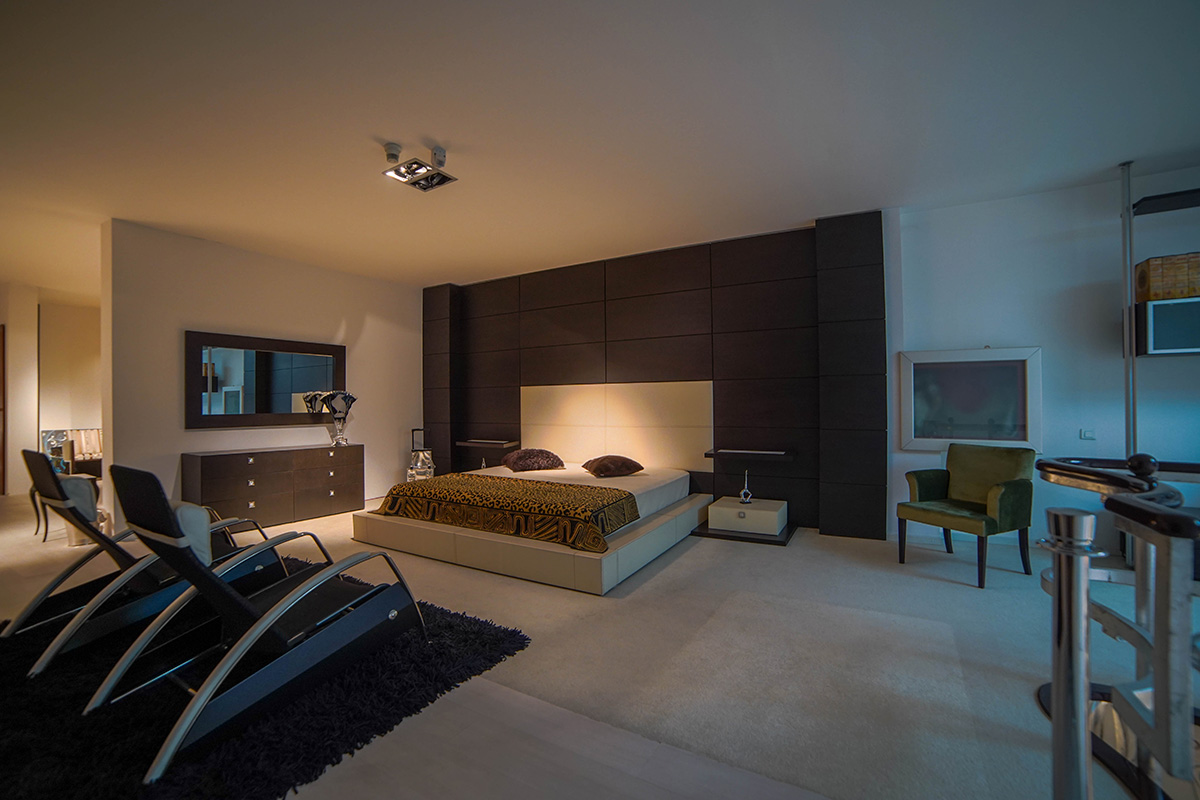 Dormitor cu design clasic și mobilier elegant