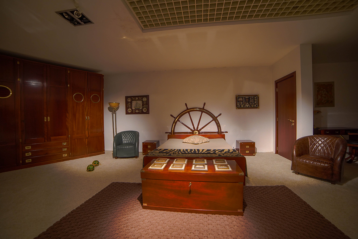 Dormitor cu design clasic și accente aurii